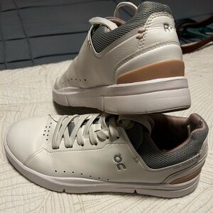 On Cloud Women 
THE ROGER
Tennis shoe